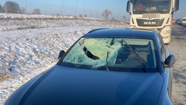 Lód z ciężarówki zranił pasażerkę innego auta. Jak pozbyć się śniegu z naczepy