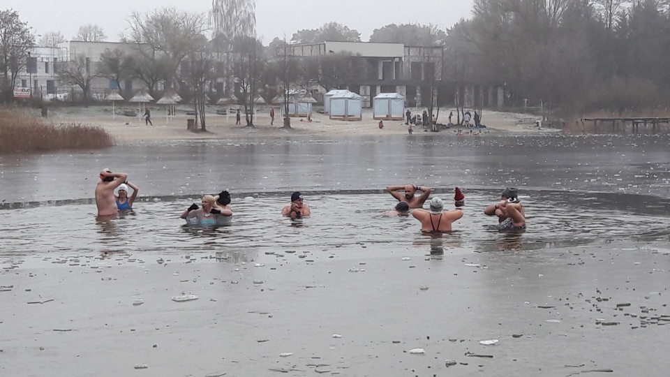 Nowy Rok powitali w wodzie. Bydgoskie morsy spotkały się na plaży w Pieckach. Fot. Tatiana Adonis