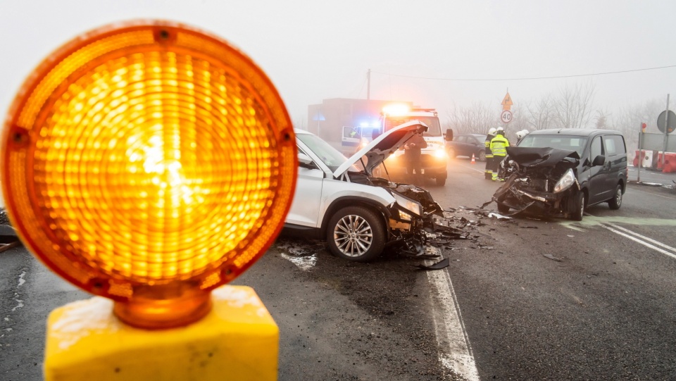 Miejsce zderzenia dwóch aut osobowych w miejscowości Włóki. Fot. PAP/Tytus Żmijewski