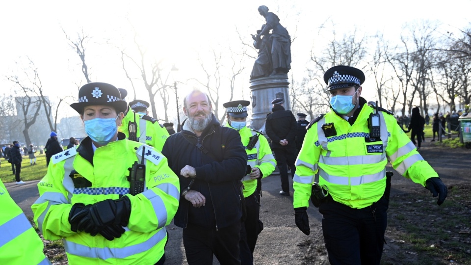 Protest w Londynie przeciwko zamknięciu społecznemu. Fot. PAP/EPA