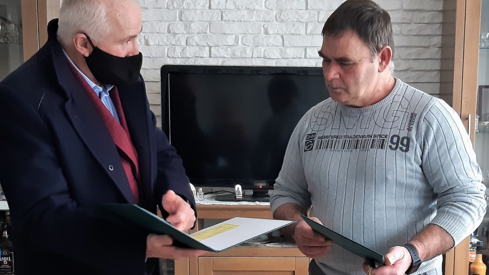 Umowę wręczył zastępca prezesa Zarządu WFOŚiGW w Toruniu Dariusz Wrzos. Fot. Nadesłane