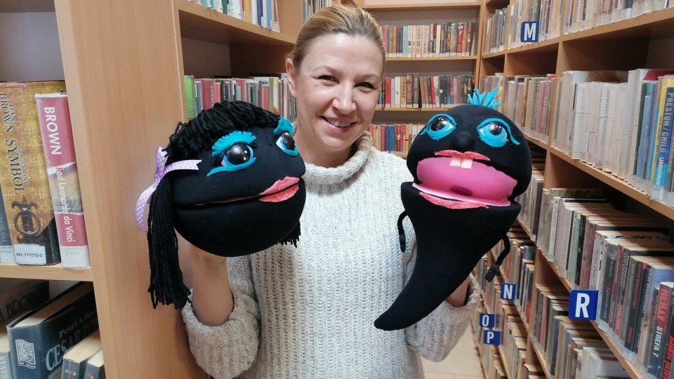 „Kropka” i „Przecinek” - maskotki Gminnej Biblioteki Publicznej w Lubiczu prezentuje Marzena Wojnar - dyrektor placówki. Fot. Iwona Muszytowska-Rzeszotek