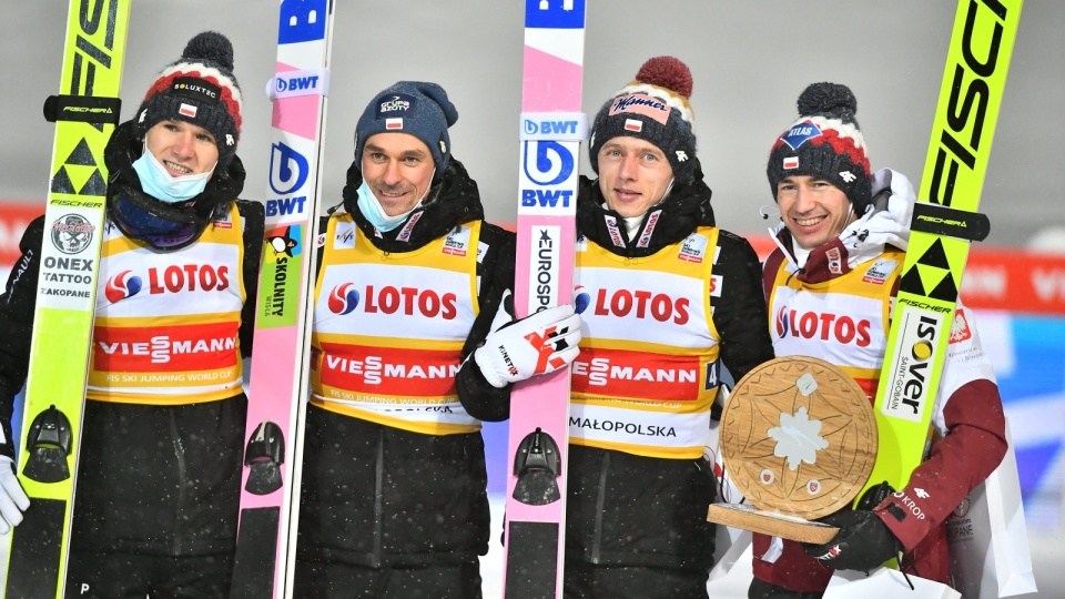 ndrzej Stękała, Piotr Żyła, Dawid Kubacki i Kamil Stoch, cieszą się z drugiego miejsca po konkursie drużynowym Pucharu Świata w skokach narciarskich w Zakopanem. Fot. PAP/Andrzej Lange