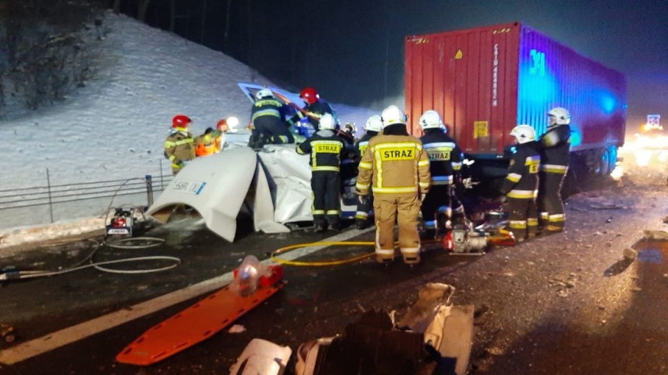 Kierujący ciężarowym renault najechał na tył ciężarowego mana z przyczepą. Fot. Policja