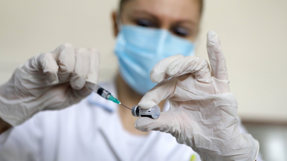 Personel medyczny, który otrzymał pierwszą dawkę szczepionki przeciwko COVID-19 pod koniec grudnia, teraz przyjmuje drugą. Fot. PAP/Łukasz Gągulski