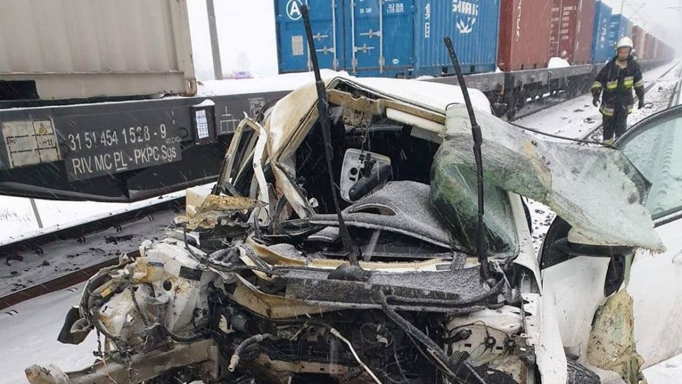 Pociąg towarowy uderzył w samochód osobowy/fot. OSP Brzoza