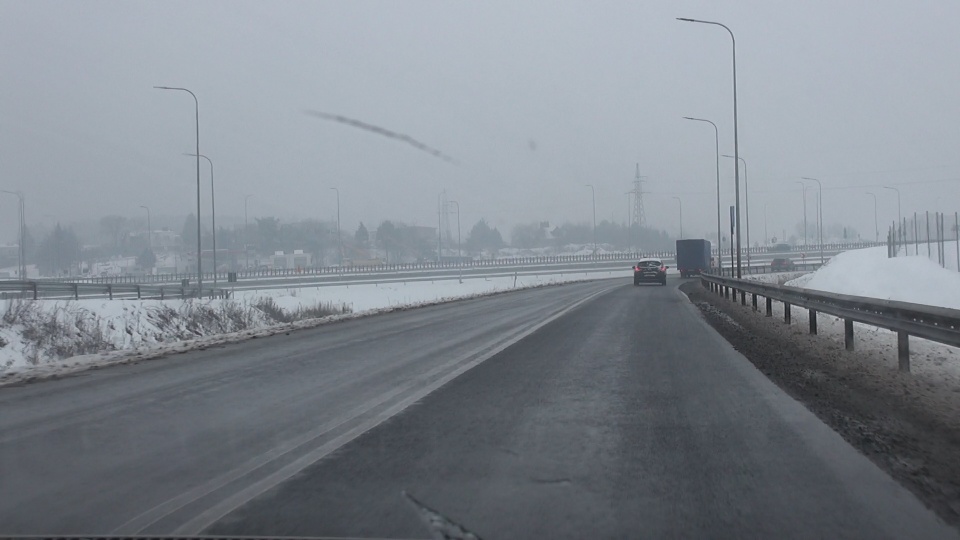 Bardzo niebezpiecznie i ślisko na drogach za miastem (jw)