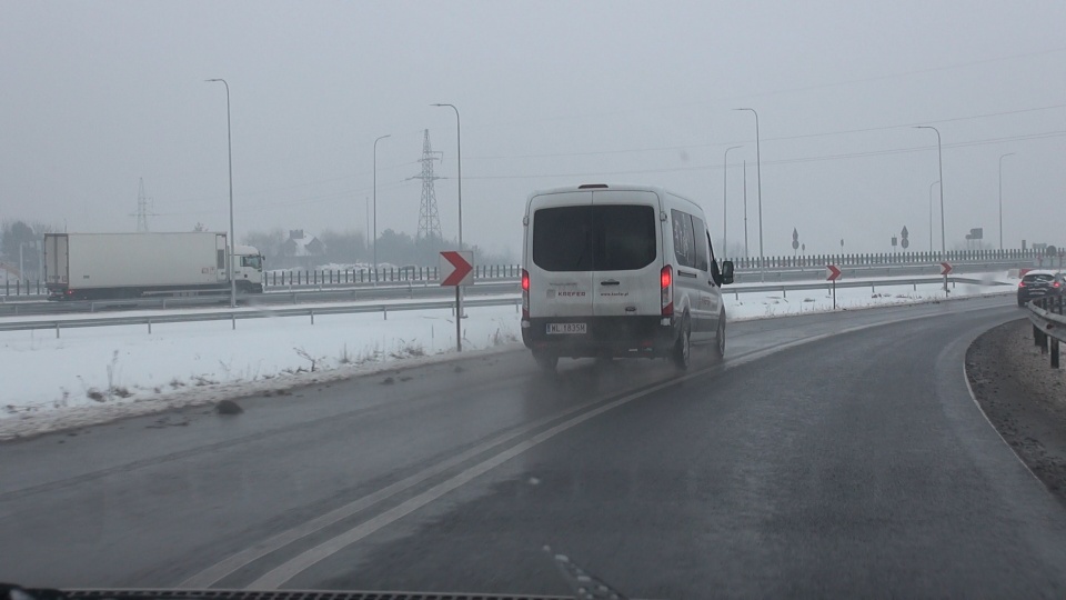 Bardzo niebezpiecznie i ślisko na drogach za miastem (jw)