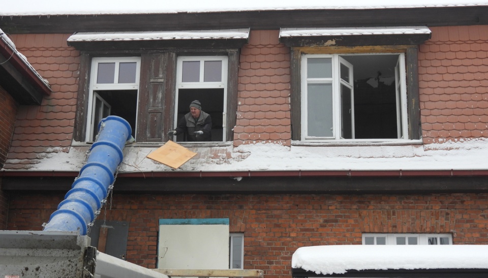 Remont poddasza budynku dworca kolejowego w Tucholi. Fot. Marcin Doliński
