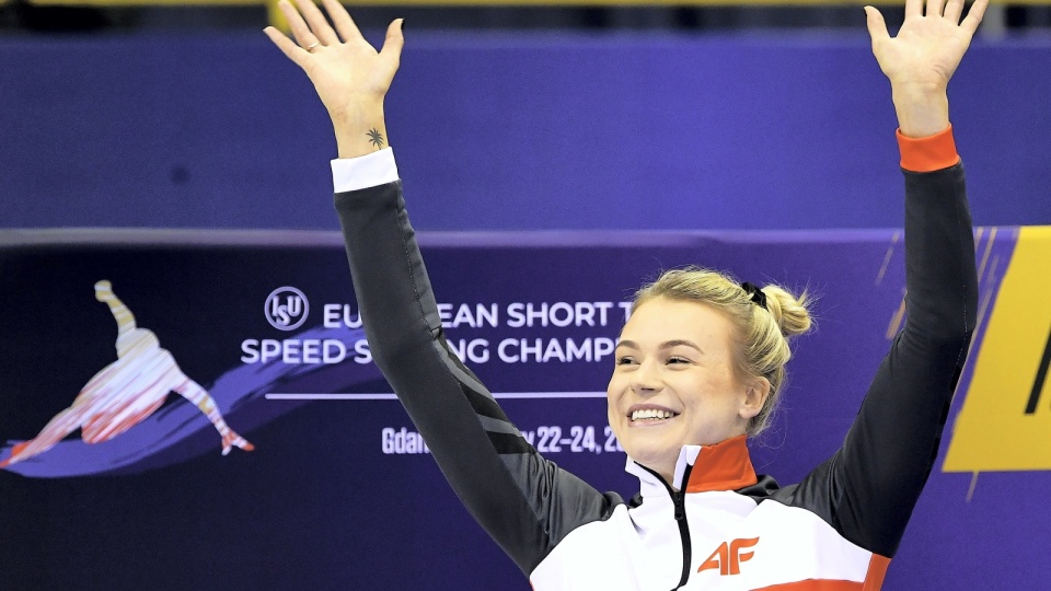 Polka Natalia Maliszewska podczas ceremonii medalowej wyścigu na dystansie 500 metrów podczas mistrzostw Europy w short tracku. PAP/Adam Warżawa