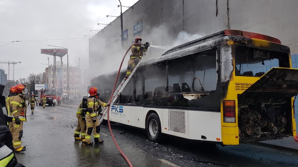 Na ul. Jagiellońskiej w Bydgoszczy między godziną 13.00 a 14.00 doszło do pożaru autobusu komunikacji podmiejskiej. Fot. Bydgoszcz998
