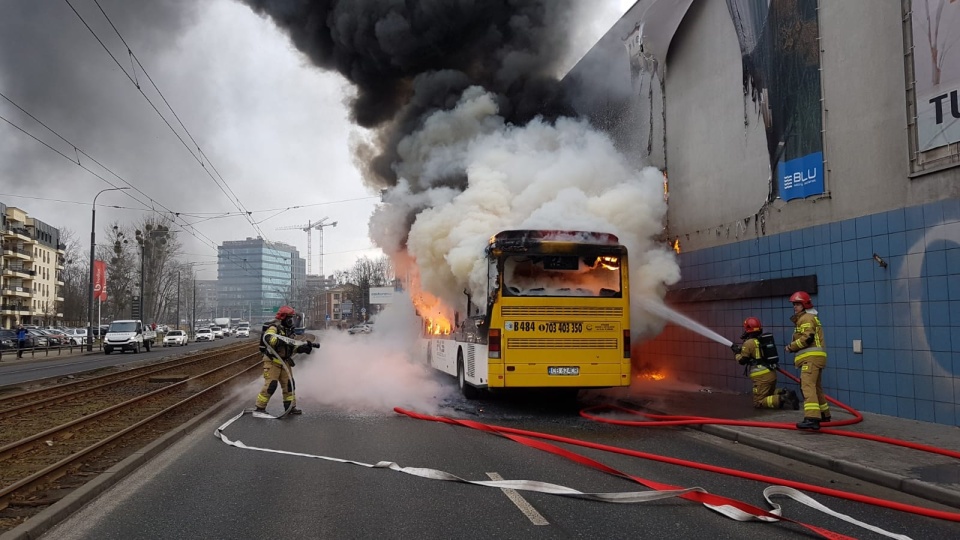 Na ul. Jagiellońskiej w Bydgoszczy między godziną 13.00 a 14.00 doszło do pożaru autobusu komunikacji podmiejskiej. Fot. Bydgoszcz998