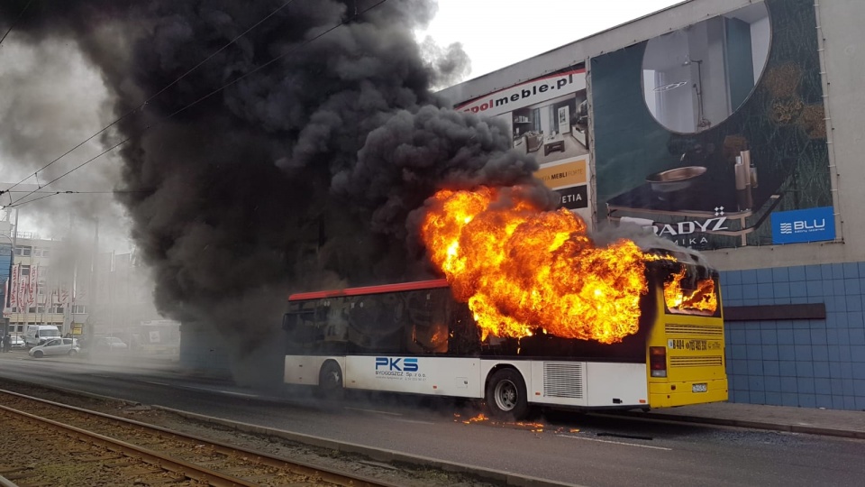 Na ul. Jagiellońskiej w Bydgoszczy między godziną 13.00 a 14.00 doszło do pożaru autobusu komunikacji podmiejskiej. Fot. Bydgoszcz998