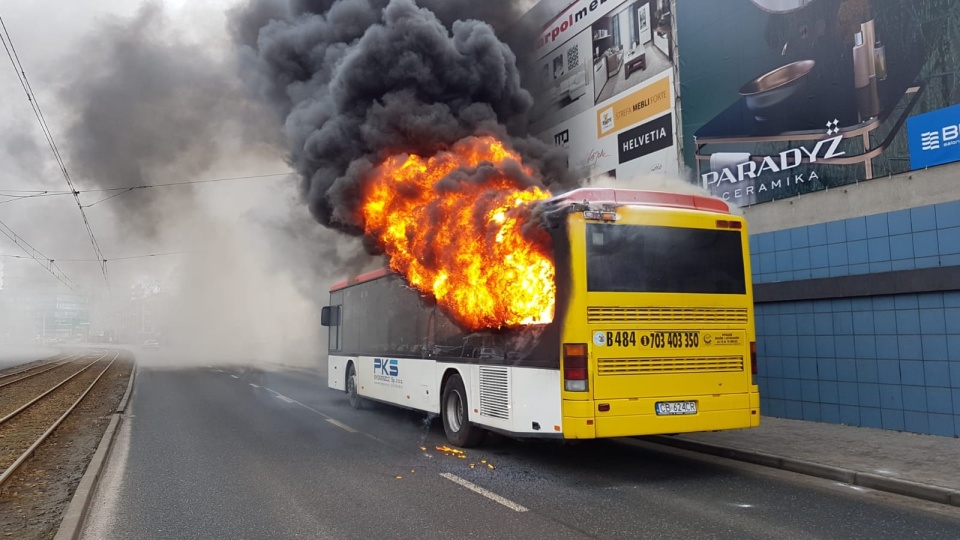 Na ul. Jagiellońskiej w Bydgoszczy między godziną 13.00 a 14.00 doszło do pożaru autobusu komunikacji podmiejskiej. Fot. Bydgoszcz998