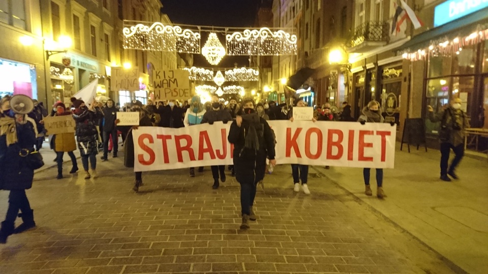 „To jest wojna”, „rewolucja jest kobietą” - krzyczeli uczestnicy manifestacji na toruńskiej Starówce. Fot. Michał Zaręba