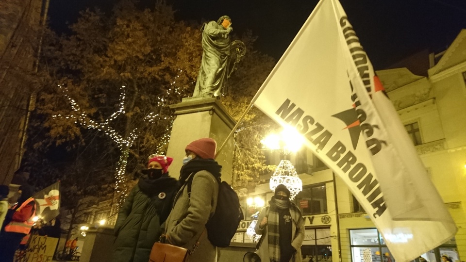 „To jest wojna”, „rewolucja jest kobietą” - krzyczeli uczestnicy manifestacji na toruńskiej Starówce. Fot. Michał Zaręba