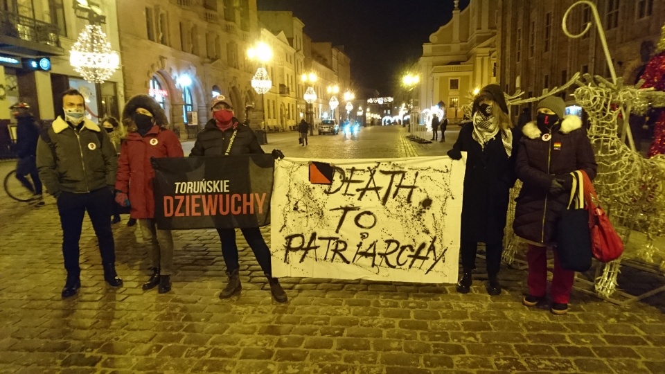 „To jest wojna”, „rewolucja jest kobietą” - krzyczeli uczestnicy manifestacji na toruńskiej Starówce. Fot. Michał Zaręba