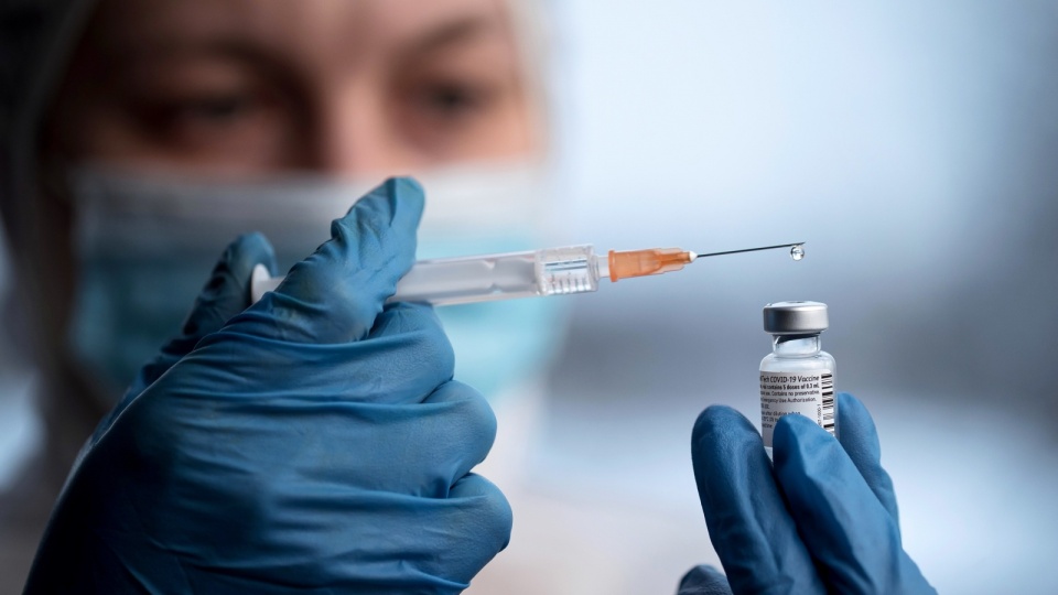 Szwajcarski koncern farmaceutyczny Novartis ogłosił w piątek, że podpisał wstępną umowę w sprawie udostępnienia swoich zakładów do wsparcia produkcji szczepionki przeciw Covid-19 Pfizer/BioNTech. Fot. PAP/Łukasz Gągulski