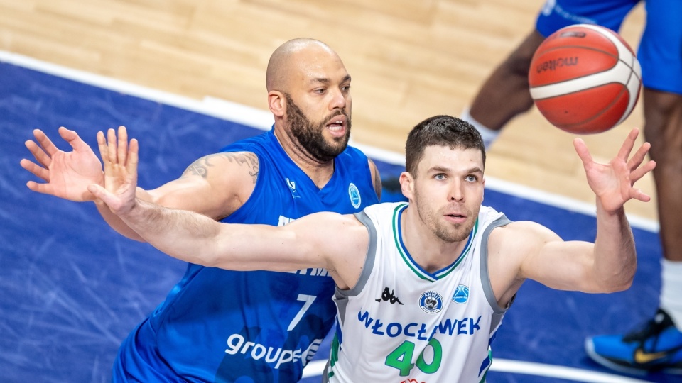 Ivica Radic z Anwilu Włocławek walczący pod koszem w czasie meczu Anwil Włocławek - Fribourg Olympic fot. PAP/ytus Żmijewski