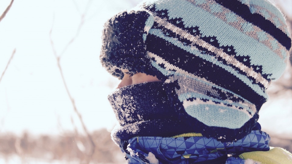 Jeżeli ktoś już schował ciepłe kurtki i ciepłe buty głęboko do szafy, powinien się do nich ponownie uśmiechnąć, bo zima może jeszcze dać o sobie znać. Fot. Pixabay.com