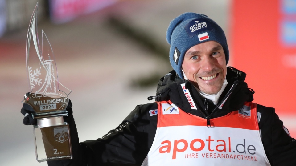 Piotr Żyła na podium w Willingen fot. EPA/FRIEDEMANN VOGEL