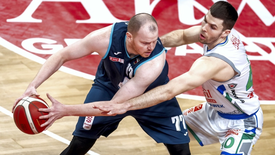 Damian Kulig (z lewej) walczy z Ivicą Radicem w czasie meczu Anwil Włocławek - Polski Cukier Toruń fot. PAP/ Tytus Żmijewski