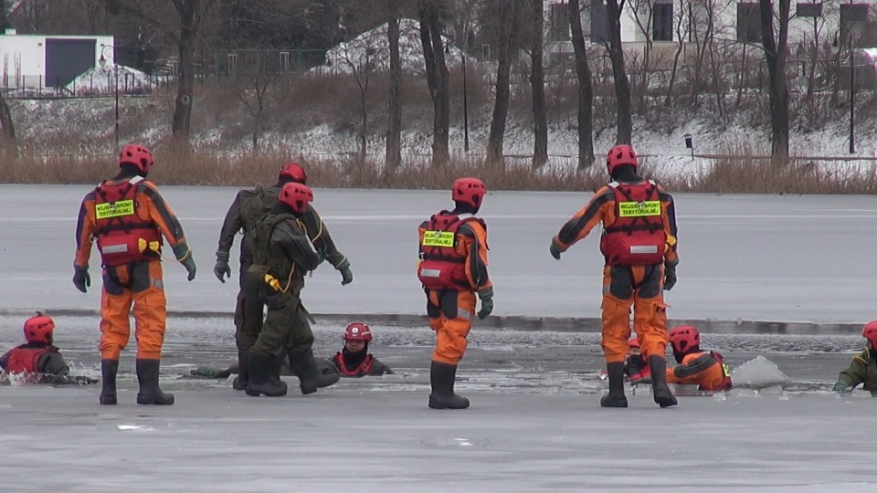 Po kruchym lodzie stąpali żołnierze 8. Kujawsko-Pomorskiej Brygady WOT, którzy w Kruszwicy, na jeziorze Gopło, ćwiczyli wodną akcję ratowniczą. Fot. JW