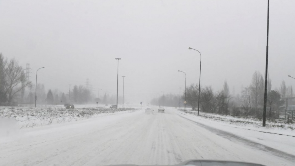 Warunki na drogach są złe - ostrzegają meteorolodzy/fot. Grzegorz Michałowski, PAP