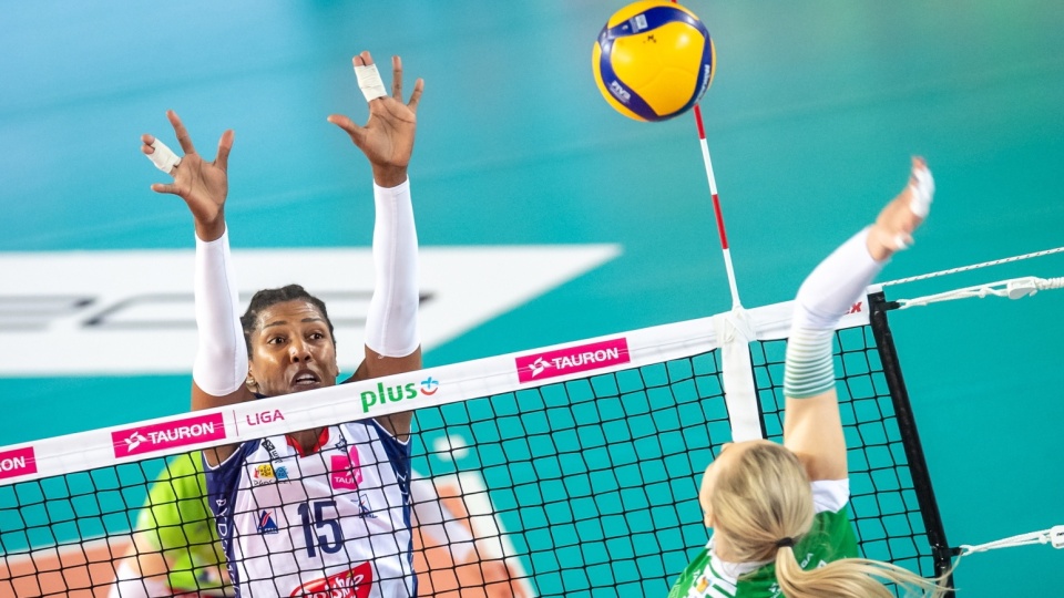 Regiane Bidias i Izabella Rapacz w czasie meczu Pałac Bydgoszcz - #Volley Wrocław