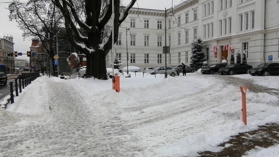 Na chodnikach lód pod śniegiem to niebezpieczeństwo. Upadek może być bolesny. (jw)