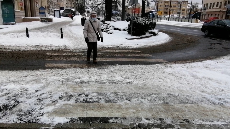 Na chodnikach lód pod śniegiem to niebezpieczeństwo. Upadek może być bolesny. (jw)