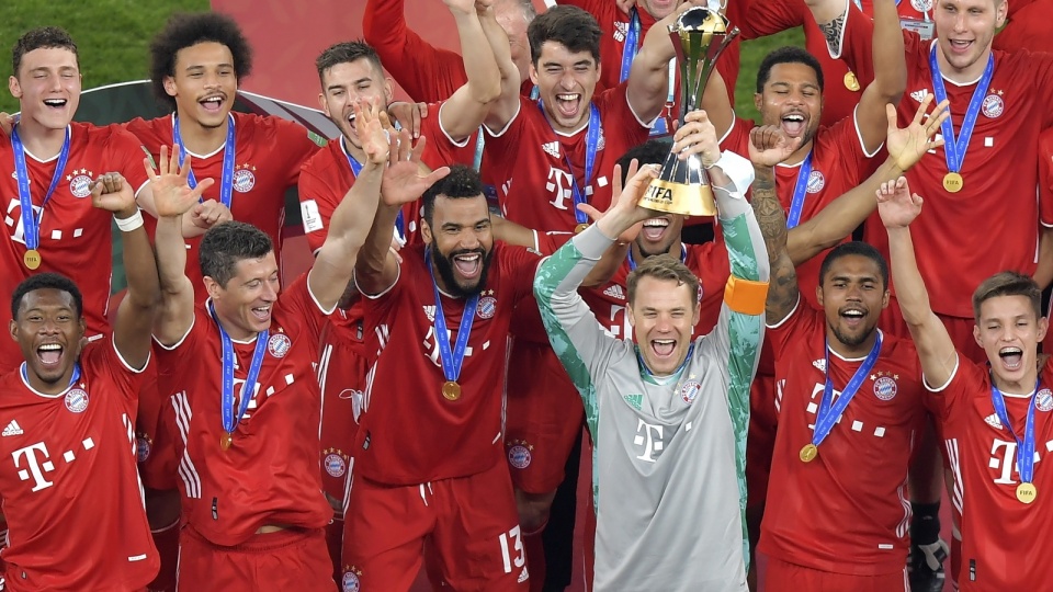 Radość piłkarzy Bayernu po wygranej w Klubowych Mistrzostwach świata fot. EPA/Noushad Thekkayil
