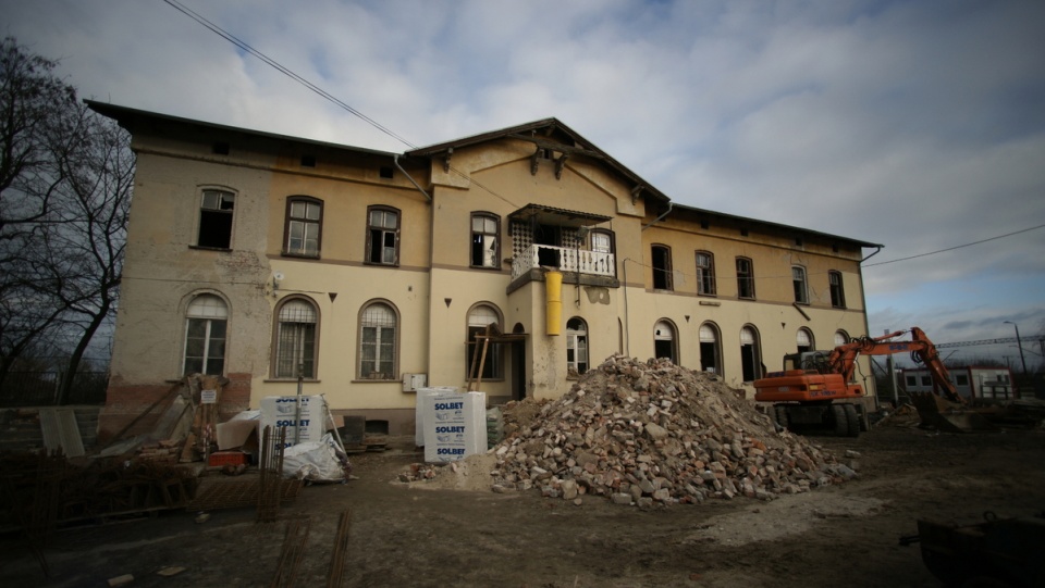 Dworzec w Złotnikach Kujawskich w trakcie prac budowlanych na zewnątrz/fot. nadesłane