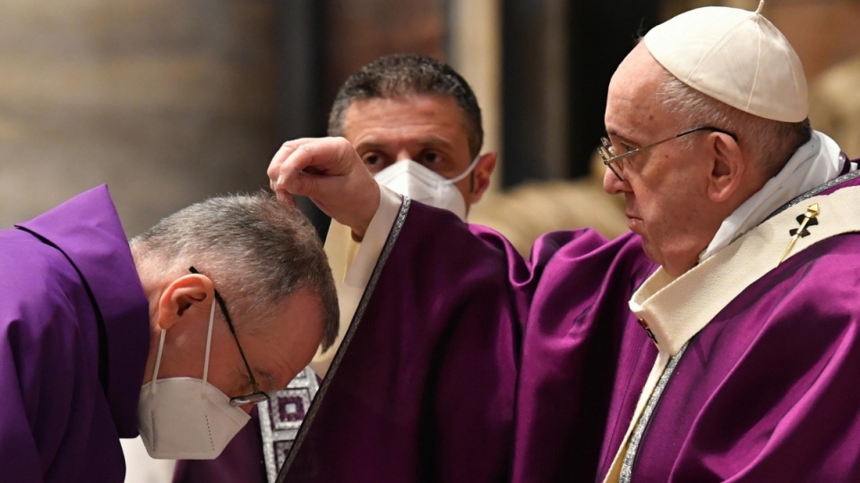 Papież posypał głowy kardynałom/fot. PAP/EPA/VATICAN MEDIA HANDOUT