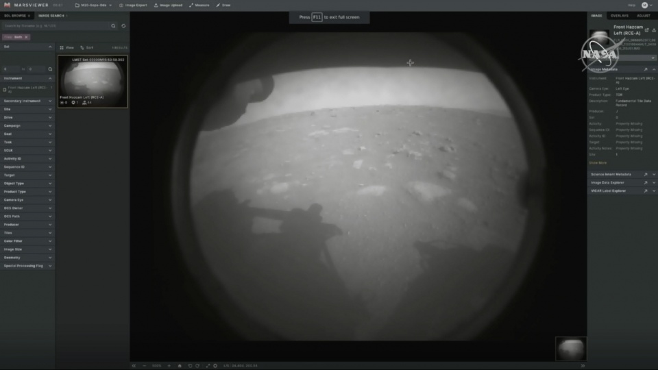 Zdjęcie zrobione przez łazik po lądowaniu w kraterze Jezero na Marsie. Fot. NASA/PAP/EPA