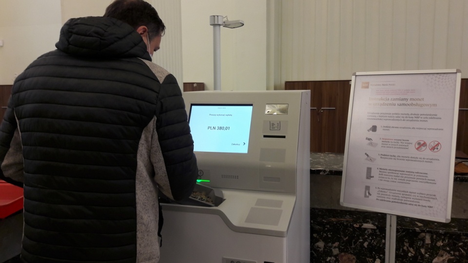Bilonomat - w oddziale Narodowego Banku Polskiego można wymienić monety na banknoty./ fot. Tatiana Adonis