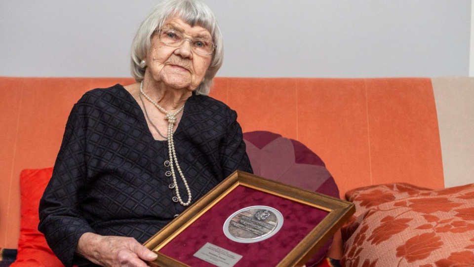 Medal Unitas Durat dla 101-letniej pani Bronisławy Tomczak/fot. Szymon Zdziebło, materiały UM