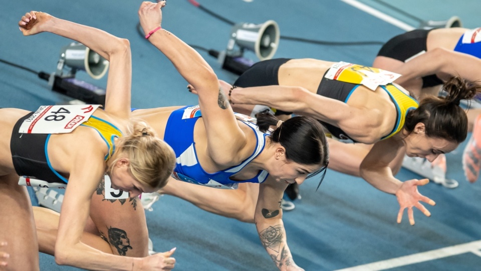 Katarzyna Sokólska (L), Ewa Swoboda (C) i Marika Popowicz-Drapała (P) w biegu na dystansie 60 m podczas halowych mistrzostw Polski w lekkiej atletyce, w Toruniu Fot. PAP/Tytus Żmijewski