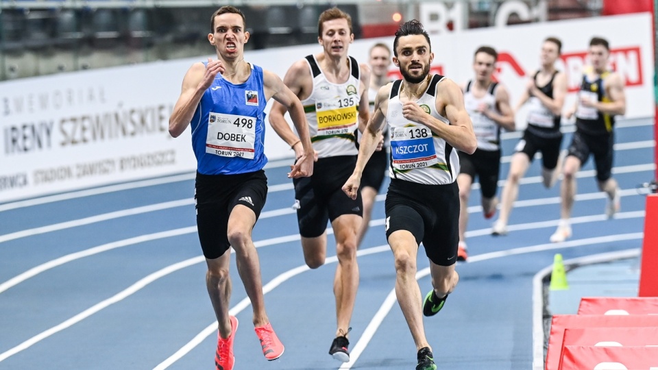 Patryk Dobek, Mateusz Borkowski i Adam Kszczot, w biegu na 800 m podczas halowych mistrzostw Polski w lekkiej atletyce. Fot. PAP/Paweł Skraba