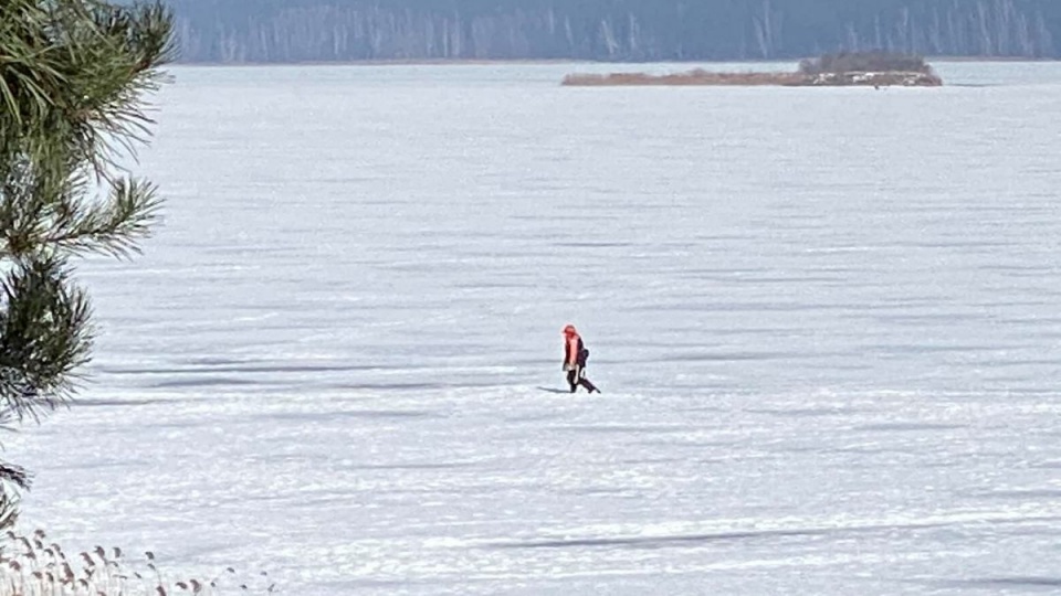 - Wchodząc na lód zawsze ryzykujesz - ostrzegają strażacy/fot. Tomasz Kaźmierski