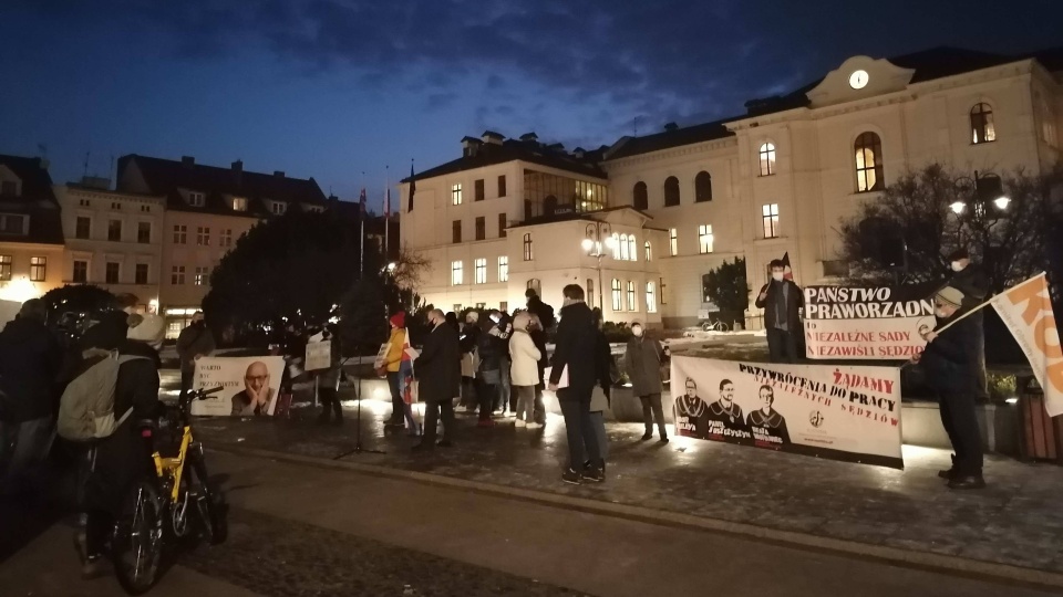 „Pierwsza w Polsce legalna manifestacja antyrządowa w czasach obostrzeń pandemicznych” - tak spotkanie na Starym Rynku w Bydgoszczy opisują organizatorzy. Fot. Monika Siwak