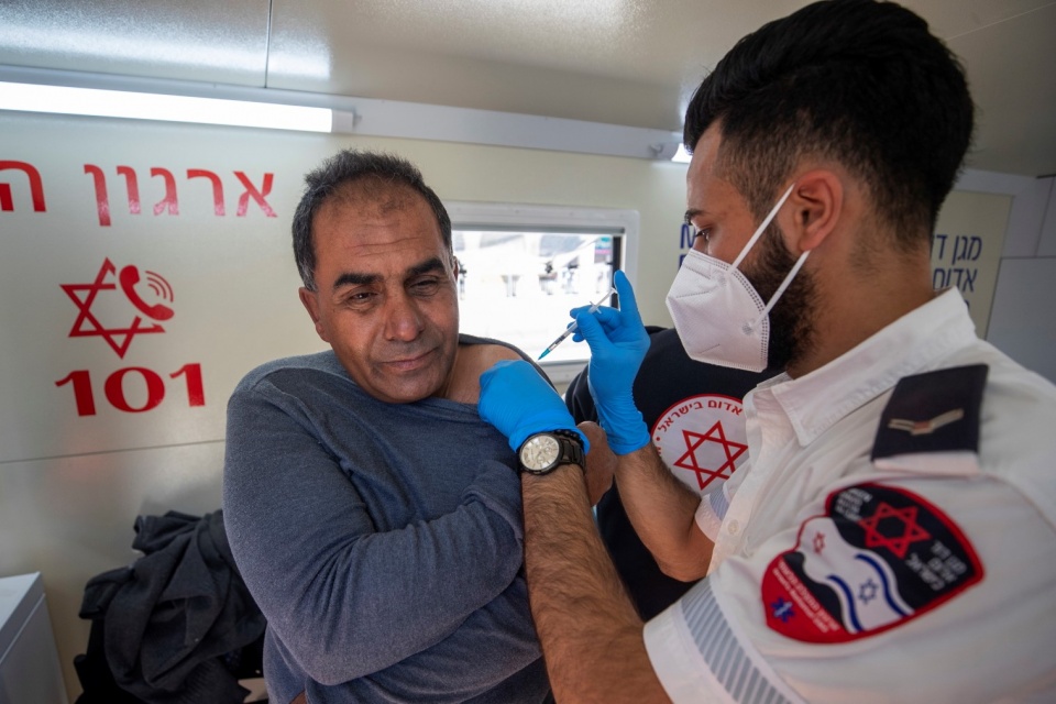 Szczepienia w Izraelu/fot. PAP/EPA/ATEF SAFADI
