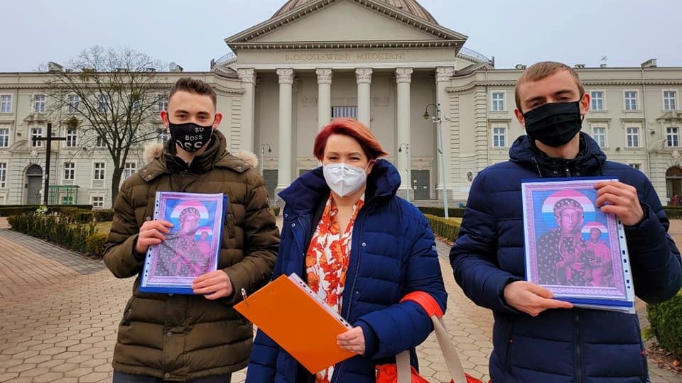 Konferencja odbyła się przed bydgoską bazyliką/fot. Facebook