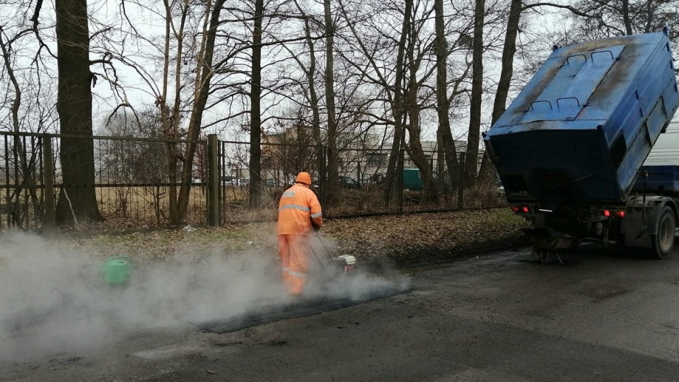 Bydgoscy drogowcy rozpoczęli pozimową naprawę ulic/fot. Facebook