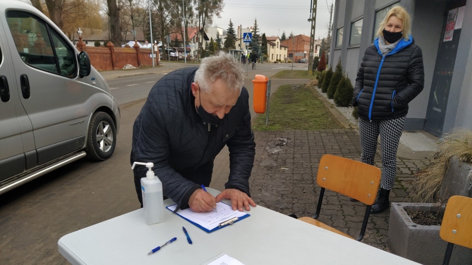 Mieszkańcy Gruczna koło Świecia nie chcą zamknięcia małego oddziału Banku Spółdzielczego. Fot. Marcin Doliński