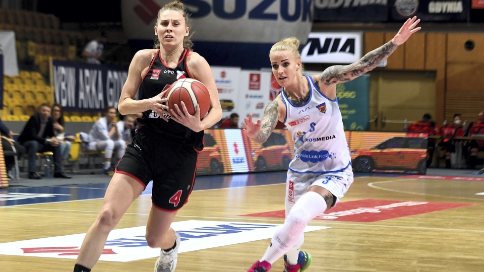 Koszykarka drużyny KS Basket 25 Bydgoszcz Angelika Stankiewicz (P) i Anna Pawłowska (L) z SKK Polonia Warszawa podczas meczu ćwierćfinałowego finałowego turnieju Pucharu Polski. PAP/Marcin Gadomski