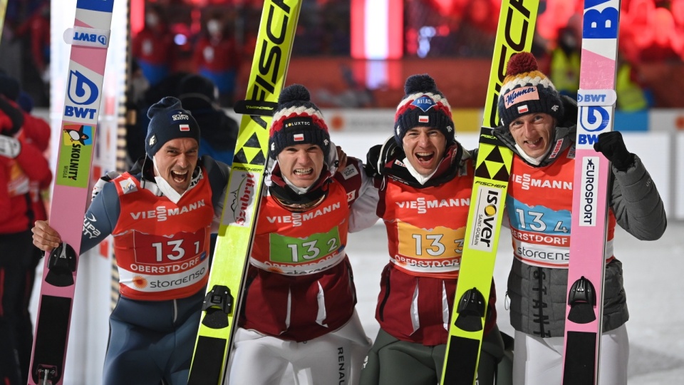 Piotr Żyla, Andrzej Stękala, Kamil Stoch i Dawid Kubacki cieszący się z brązowego medalu mistrzostw Świata w Oberstdorfie. EPA/PHILIPP GUELLAND Dostawca: PAP/EPA.