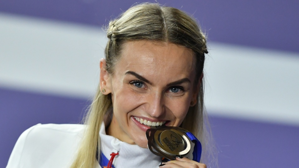 Justyna Święty-Ersetic ze srebrnym medalem podczas dekoracji po biegu na 400 m, na lekkoatletycznych halowych mistrzostwach Europy w Toruniu. PAP/Adam Warżawa