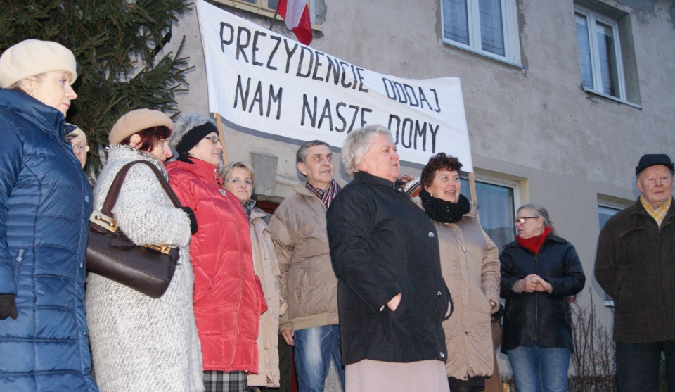 Protestujący przed laty mieszkańcy sprzedanych przez TBS w Grudziądzu bloków. Fot. Archiwum