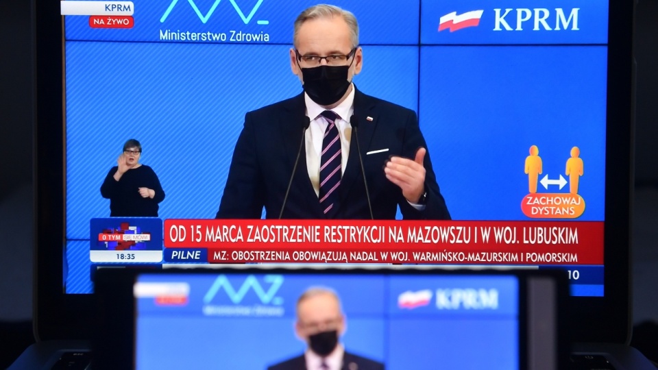 Minister zdrowia Adam Niedzielski podczas transmisji konferencji z KPRM w Warszawie. Fot. PAP/Radek Pietruszka